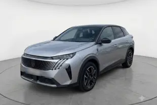 Peugeot 3008 Hybrid 145 e-DCS6 GT gris en 3/4 avant droit avec jantes alliage 19 pouces et calandre distinctive.