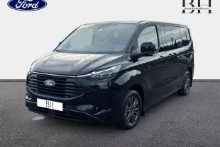 Ford Transit Custom Fourgon noir agate métallisé vu en 3/4 avant droit avec jantes alu gris carbone et vitres surteintées.
