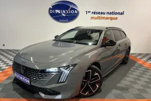 Peugeot 508 SW gris Selenium vue 3/4 avant droit avec phares LED allumés et jantes noires bicolores.