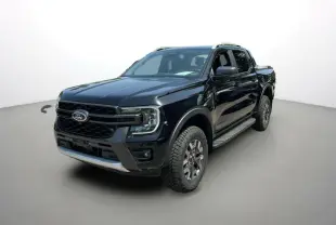 Ford Ranger 2.3 PHEV noir agate en 3/4 avant droit, avec jantes alu et marchepieds visibles.