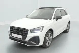 Audi Q2 blanc Glacier en 3/4 avant droit, avec calandre noire et toit ouvrant panoramique visible.