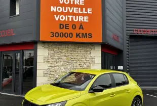 Peugeot 208 Hybrid jaune vue 3/4 avant droit, avec phares LED et jantes alliage distinctives.