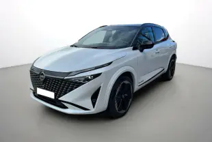 Nissan Qashqai E-Power blanc nacré toit noir, vue 3/4 avant droit avec jantes alu noires 20 pouces.